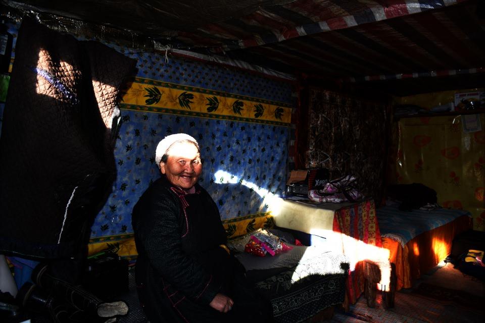 <p> Göl üzerindeki yolculuk bittikten sonra en zor kısım başlıyor. Ormanın içinde, bazen yine buz tutmuş bir nehir yatağında, kimi zaman da düzlüklerde saatler süren bir yolculuk yapmak gerekiyor. Neredeyse yolun olmadığı bölgelerde önceki araçların izleri takip ediliyor. Engebeli arazilerde çoğunlukla saatte 10-20 kilometre hızla ilerleniyor.</p>
<p> </p>
