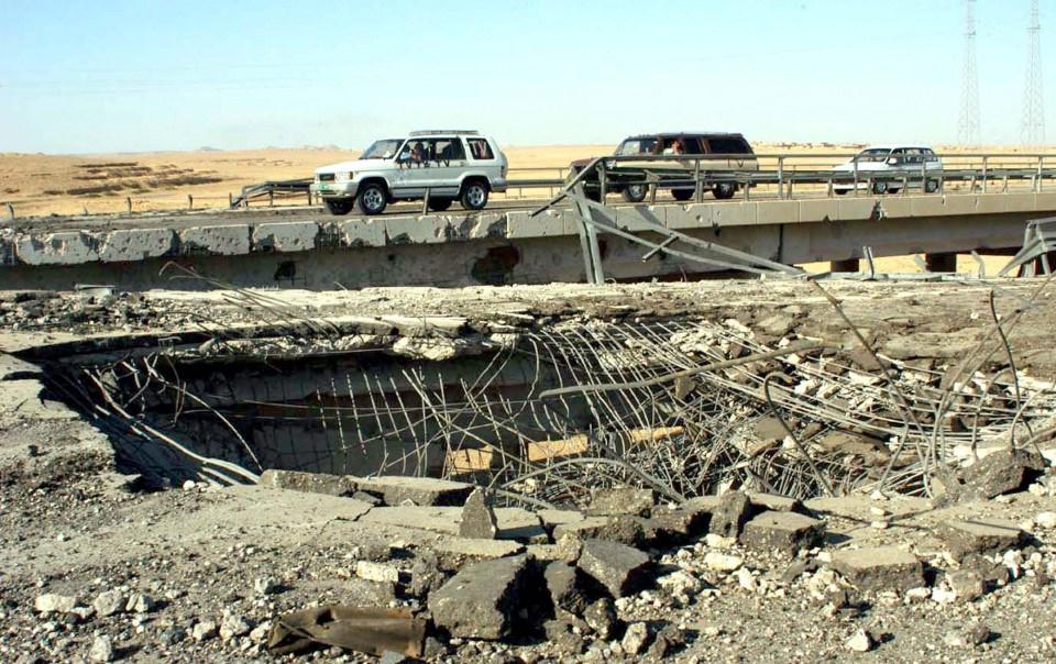 <p>Bu kararla, Irak'ın işgaline uydurma bahanelerle girişilmesinin yanı sıra BMGK'nin devre dışı bırakılması nedeniyle uluslararası hukuk da çiğnendi. </p>
<p> </p>