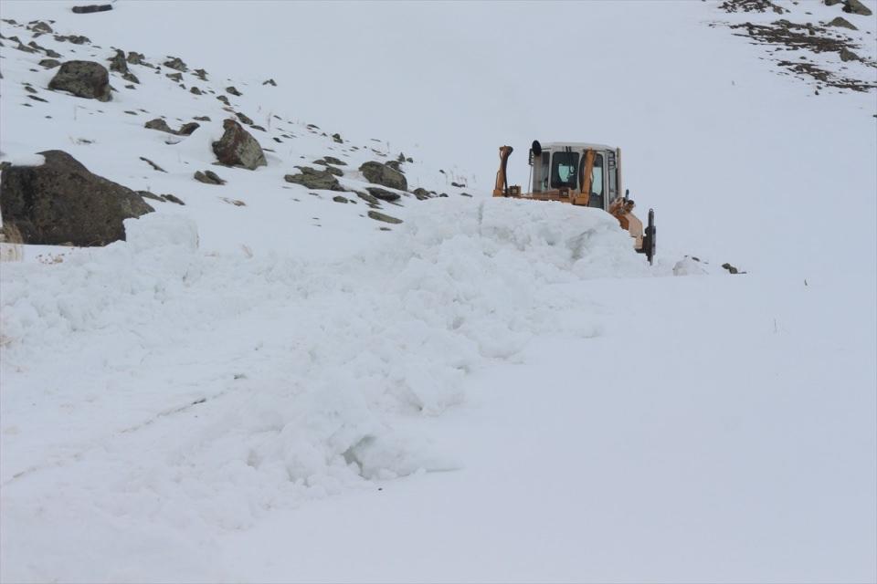 <p>Yağışın en fazla etkilediği yörelerden Taşlıçay ilçesinin güneyindeki 2600 rakımlı karlı dağları aşıp köy yollarını açmaya çalışan ekipler, yer yer 4 metreyi bulan kar kalınlığıyla mücadele ediyor.</p>

<p> </p>
