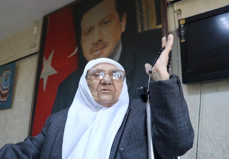 <p><span style="color:#FFD700"><strong>"Onunla moral buluyor, ondan enerji alıyoruz"</strong></span><br />
<br />
AK Parti Sur Belediye Başkan Adayı Şafak Yontürk de seçim çalışmalarına "neno" dedikleri Saliha ninenin de katıldığını, kendisinin 2007 yılından bu yana desteğini esirgemediğini söyledi.</p>
<p>Yontürk, "Neno bizim enerji kaynağımız, moralimiz. Onunla moral buluyor, ondan enerji alıyoruz. Halkımızın da büyük teveccühü var nenomuza. Onun hızına yetişemiyoruz, ona ayak uydurmaya çalışıyoruz." ifadelerini kullandı.</p>