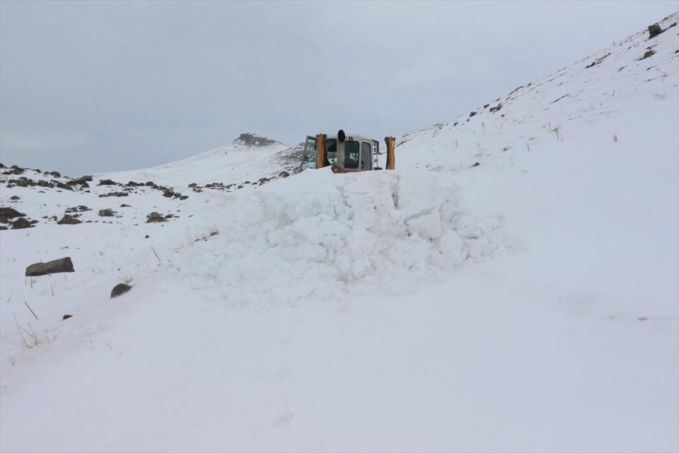 <p>Türkiye'nin en soğuk ve en fazla kar yağışı alan illerinden olan Ağrı'da, ilkbahar mevsimi gelmesine rağmen ekiplerin kardan dolayı kapalı köy yollarını ulaşıma açma çalışması sürüyor.</p>
