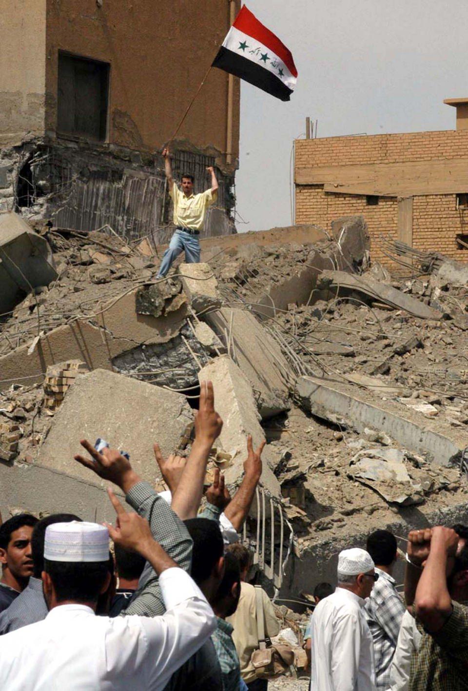 <p><strong> Irak'a ağır bedeller ödetecek savaşın çanları çaldı </strong></p>
<p>ABD Başkanı Bush, 17 Mart 2003'te Saddam Hüseyin ve ailesine 48 saat içinde ülkeyi terk etmeleri, aksi takdirde askeri müdahaleyle karşı karşıya kalacakları uyarısında bulundu. Bush, bu çağrıdan tam 2 gün sonra 19 Mart'ta ABD ve ona destek veren koalisyon güçlerinin Irak'a karşı askeri operasyon başlattığını duyurdu. </p>