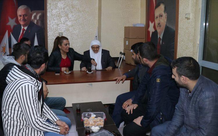 <p>Cumhurbaşkanı Erdoğan'ı İstanbul Büyükşehir Belediye Başkanı olduğu dönemden bu yana tanıdığını ve ona hayran olduğunu ifade eden Gündüz, "O adam Allah diye yola çıktı. Diyarbakır'a geldiğinde görüştüm. Onunla konuşmaktan çok mutlu oldum. Onunla gurur duyuyorum. 'Benden bir şey istiyor musun?' diye sordu. 'Senden bir şey istemiyorum.' dedim." şeklinde konuştu.</p>
<p>İsrail Başbakanı Binyamin Netanyahu'nun Cumhurbaşkanı Recep Tayyip Erdoğan'a yönelik ifadelerine ilişkin tepkisini dile getiren Gündüz, şunları kaydetti:</p>