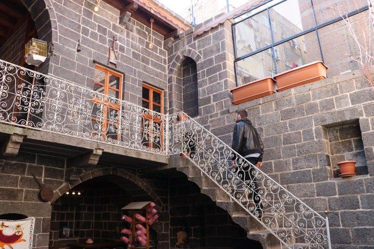 <p>Turizmin canlandığı ilçede restorasyonu tamamlanan evler kafeterya, restoran olarak yerli ve yabancı turistleri ağırlarken, konuklarını tarihe yolculuğa çıkarıyor.</p>
<p> </p>