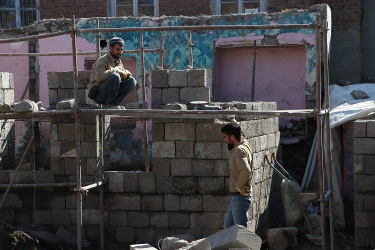 <p>Sur'a yapılan çalışmaların hızlı şekilde devam ettiğine değinen Güzel, "Sonuçta her şey Diyarbakır için. Buranın tarihiyle ilgili herkesin elini taşın altına koyması gerektiğini düşünüyorum. Bizler faniyiz, eserler yerinde kalacak. Yarınlarımız için çocuklarımız için güzel eserler bırakmayı istiyoruz. Bu açıdan biz de özen gösteriyoruz. Devletin Sur'a yaklaşımı çok iyi ve gereken yapılıyor." ifadesini kullandı.</p>
<p> </p>