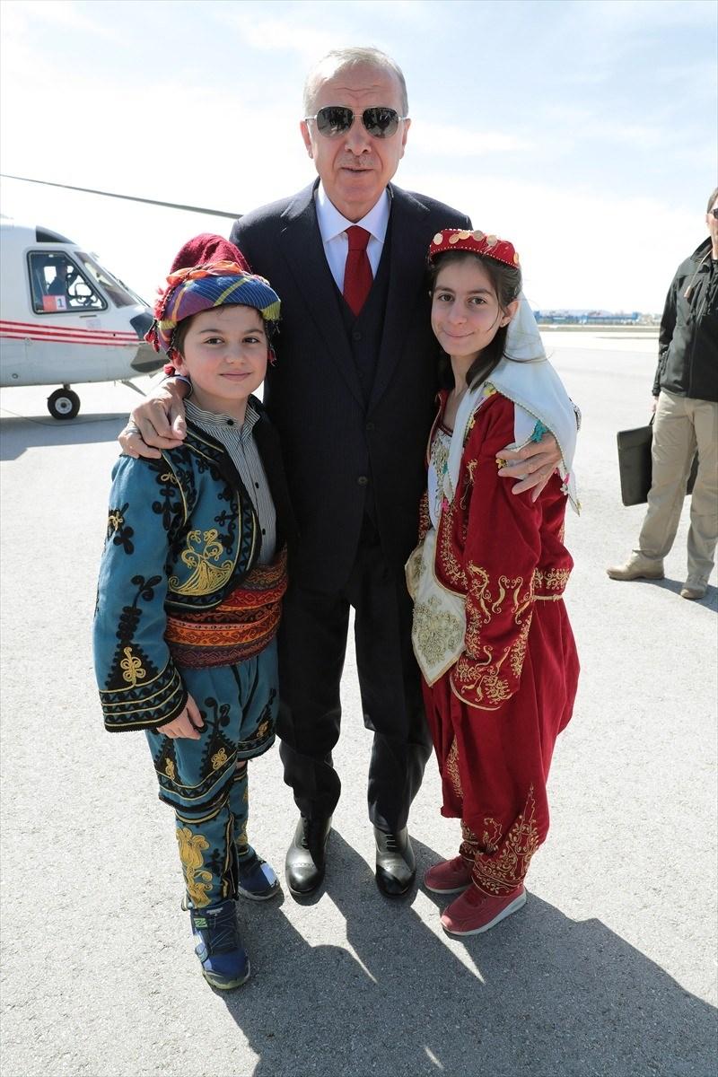 <p>Cumhurbaşkanı Erdoğan, yöresel kıyafet giymiş çocuklar tarafından karşılandı.</p>
