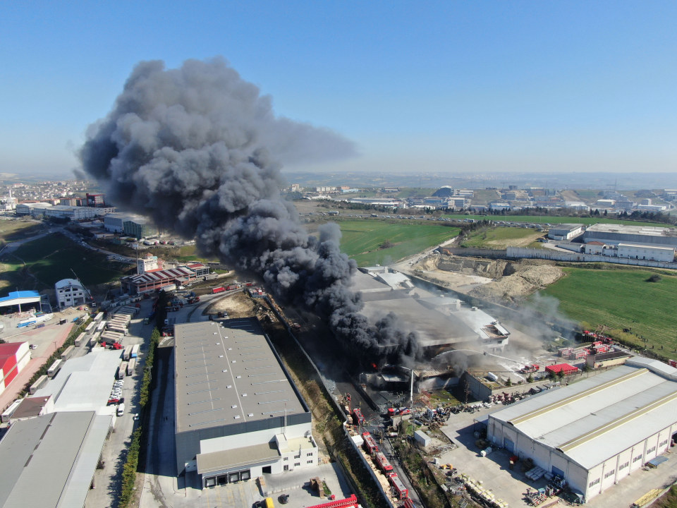 <p>Arnavutköy Hadımköy'de yapı kimyasalları üreten 3 katlı bir fabrikada saat 09.30 sıralarında henüz bilinmeyen nedenle yangın çıktı. </p>
