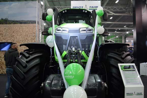 <p>TÜYAP Konya Uluslararası Fuar Merkezi'ndeki 17. Tarım, Tarımsal  Mekanizasyon ve Tarla Teknolojileri Fuarı'nda sergilenen 340 beygir gücündeki  Same Deutz Fahr 9340 TTV model traktöre, çiftçiler yoğun ilgi gösterdi.</p>

<p> </p>
