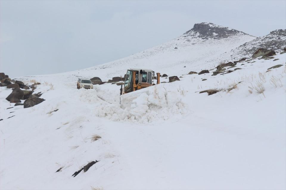 <p>Kış mevsiminin çetin geçtiği Ağrı'da, ilkbahar mevsiminde de İl Özel İdaresi karla mücadele ekipleri, kar yağışı yüzünden yolu kapanan yerleşim birimlerine ulaşmak için çalışmalarına devam ediyor.</p>

<p> </p>
