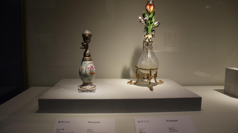 <p><strong>"Derin bir tarihin ispatı"<br />
</strong><br />
Tokyo'nun en önemli sergi salonlarından birisi olan "National Art Center Of Tokyo'da" (Tokyo Ulusal Sant Merkezi) sergilenen eserlerin 186 parçadan oluştuğunu dile getiren Mercan, "Aralarında tahtlar, kaftanlar, vazolar ve birtakım ziynet eşyaları var. En önemli özelliklerinden biri de Osmanlı sultanlarına Japon imparatorları tarafından verilmiş hediyelerden de bir seçki var. Bu da bir anlamda Japonların çok ilgisini çekiyor. İki ülke arasındaki ilişkilerin derin bir tarihini ortaya koyuyor" şeklinde konuştu. </p>