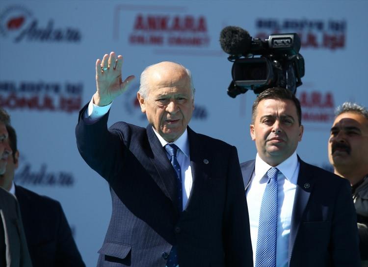 <p>Cumhur İttifakı'nın B&uuml;y&uuml;k Ankara Mitingi, Atat&uuml;rk K&uuml;lt&uuml;r Merkezi'nde yapıldı. Mitinge katılan MHP Genel Başkanı Devlet Bah&ccedil;eli vatandaşları selamladı.</p>

<p>&nbsp;</p>
