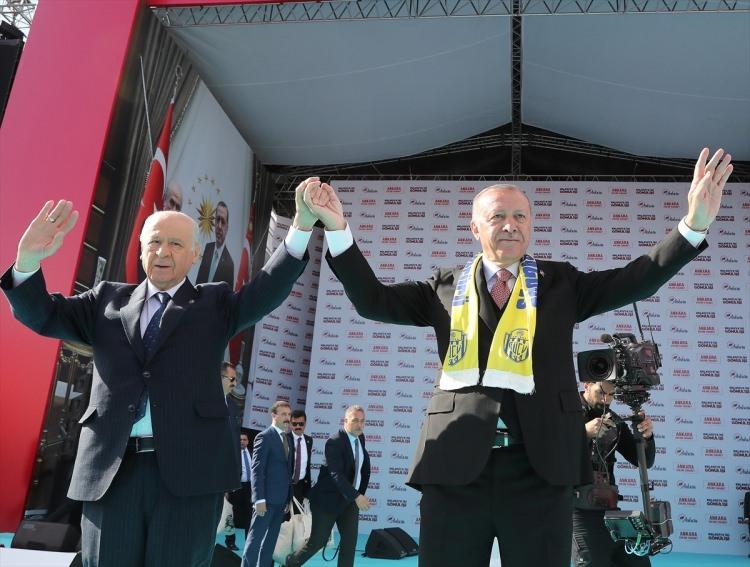 <p>Cumhurbaşkanı ve AK Parti Genel Başkanı Recep Tayyip Erdoğan, Atat&uuml;rk K&uuml;lt&uuml;r Merkezi Hipodrom'da MHP Genel Başkanı Devlet Bah&ccedil;eli'nin de katılımıyla ger&ccedil;ekleştirilen Cumhur İttifakı'nın B&uuml;y&uuml;k Ankara Mitingi'ne katıldı.</p>

<p>&nbsp;</p>
