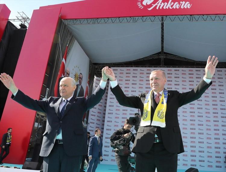 <p>Cumhurbaşkanı ve AK Parti Genel Başkanı Recep Tayyip Erdoğan ile MHP Genel Başkanı Devlet Bah&ccedil;eli, Atat&uuml;rk K&uuml;lt&uuml;r Merkezi Hipodrom'da ger&ccedil;ekleştirilen Cumhur İttifakı'nın B&uuml;y&uuml;k Ankara Mitingi'nde vatandaşları selamladı.</p>

<p>&nbsp;</p>

