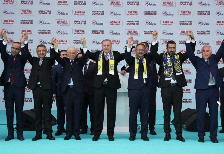 <p>Cumhurbaşkanı ve AK Parti Genel Başkanı Recep Tayyip Erdoğan (ortada), Cumhurbaşkanı Yardımcısı Fuat Oktay (sol 2), MHP Genel Başkanı Devlet Bah&ccedil;eli (sol 3) ile AK Parti Genel Başkan Yardımcısı ve Ankara B&uuml;y&uuml;kşehir Belediye Başkan Adayı Mehmet &Ouml;zhaseki (sağ 3), Atat&uuml;rk K&uuml;lt&uuml;r Merkezi Hipodrom'da ger&ccedil;ekleştirilen Cumhur İttifakı'nın B&uuml;y&uuml;k Ankara Mitingi'nde vatandaşları selamladı.</p>

<p>&nbsp;</p>
