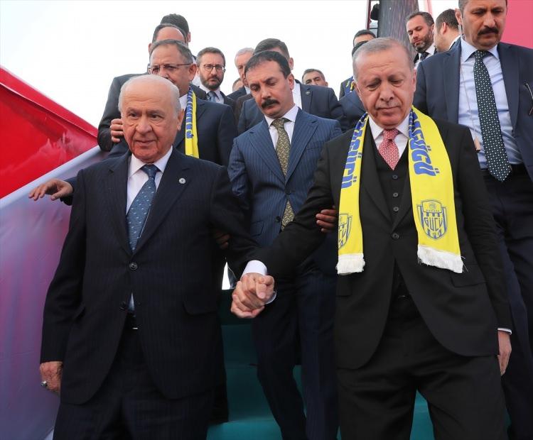 <p>Erdoğan ve Bah&ccedil;eli, platformdan birlikte ayrıldı.</p>
