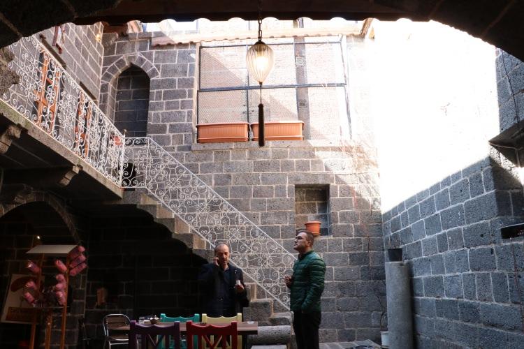 <p>Diyarbakır'ın merkez Sur ilçesinde bazalt taştan yapılan, bir dönem kalabalık ailelerin yaşamını sürdürdüğü avlulu evler, devlet katkısıyla yöre mimarisine uygun restore ediliyor.</p>
<p> </p>