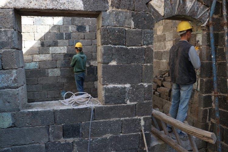 <p><strong>"Cumhurbaşkanımız Sur'a büyük önem veriyor"</strong></p>
<p>Devletin Sur'a yaptığı yatırımlardan duyduğu memnuniyeti dile getiren Ezilmez, şöyle konuştu:</p>
<p>"Cumhurbaşkanımız Sur'a büyük önem veriyor. Çok sayıda yatırım var. Sur'u canlandırmak, turizme kazandırmak, buranın ekonomisini canlandırmak istiyor. Vatandaş olarak gerekli yatırımı yaptık. Cumhurbaşkanımızdan tek bir isteğimiz var turizm belgesi alabilmemiz için kolaylık sağlanması."</p>