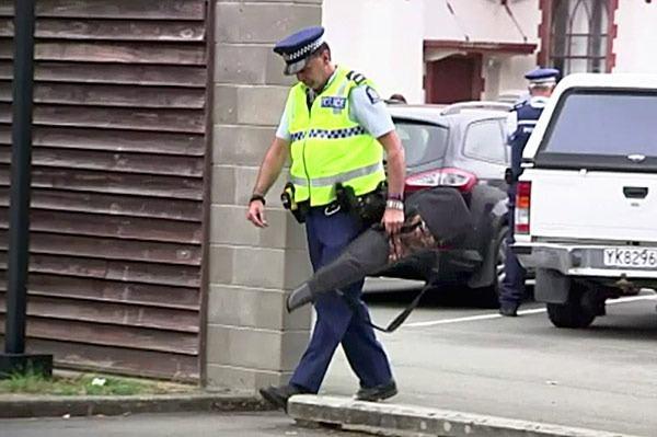 <p>Silahlar bedeli karşılığında hükümete teslim edebilecek. Bazı Yeni Zelandalılar yasanın çıkmasını beklemeden ellerindeki silahları polise teslim etti.</p>
<p> </p>