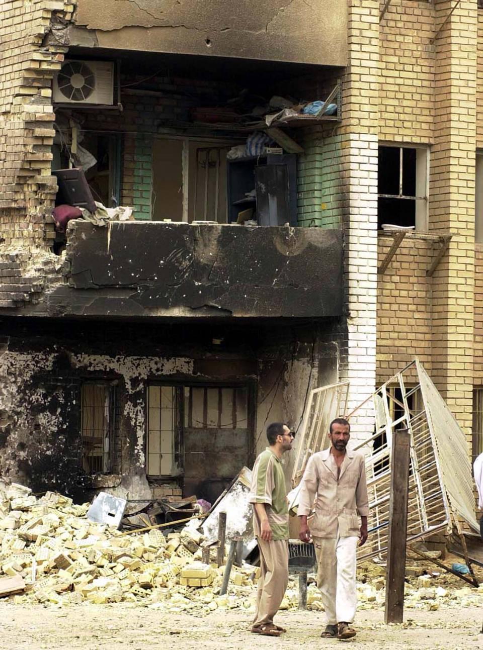 <p><strong>BM Güvenlik Konseyi'nın kararı olmadan işgal hazırlığı </strong></p>
<p>ABD ve İngiltere, Irak'ın işgali için diğer ülkelerin desteğini alabilmek için dönemi lideri Saddam Hüseyin'in toplu ölümlere sebebiyet verebilecek nükleer silahlar geliştirdiği iddialarını ortaya attı. Dönemin ABD Başkanı George W. Bush, 2001-2003 yıllarında bu iddialar üzerinde bir dosya hazırlatarak Irak işgalini yasal bir statüye kavuşturma mücadelesine girdi. ABD Dışişleri Bakanı Colin Powell, 5 Şubat 2003'te BM Güvenlik Konseyi'nde yaptığı konuşmada, "Saddam Hüseyin'in biyolojik silahlara sahip olduğundan hiç şüphe yok ve daha fazlasını üretebilecek kapasiteye sahip." iddiasında bulundu. </p>