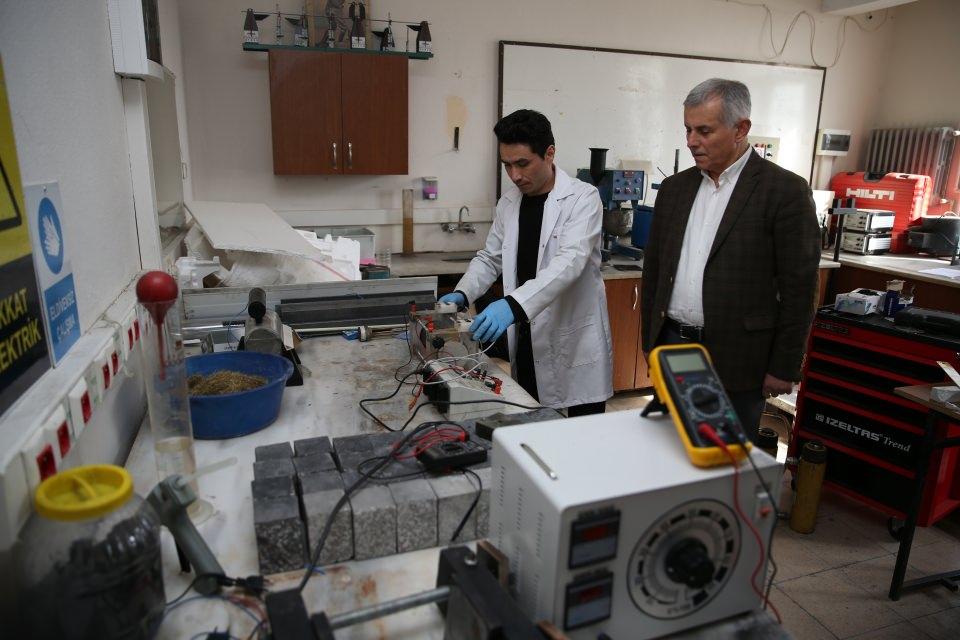 <p>Yılmaz, özellikle karla mücadele amacıyla önemli kara yolları, rampalar ve havaalanlarında bu karışımı kullanmayı hedeflediklerini anlatarak, müteahhitlik hizmetlerinde de bu malzemenin kullanabileceğini bildirdi. </p>

<p> </p>
