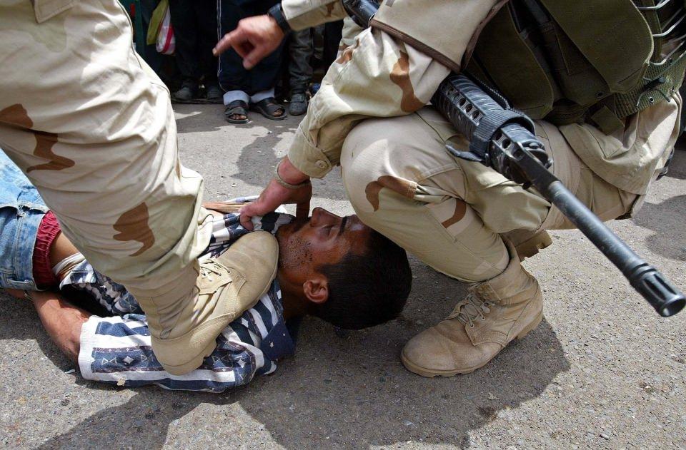 <p><strong>DEAŞ terörü ve 5 milyon iç göçmen</strong></p>
<p>Mayıs 2014'te yapılan ikinci genel seçimlerde, hiçbir grup hükümeti kurma çoğunluğunu elde etmese de, Irak halkı, ikinci Şii iktidarıyla karşılaştı. Irak'ta başbakanlığa Maliki'nin partisinden daha ılımlı politikacı olarak bilinen Haydar el-İbadi getirildi. "DEAŞ işgali" ve ardından gelen "ekonomik kriz", çiçeği burnunda başbakan ve ülke halkının karşılaştığı en zor imtihanlar arasında yer alıyordu. </p>
<p>Irak'ta işgalin neden olduğu çatışma, kaos, idarecilerin yolsuzluğu ve mezhepçi siyaseti nedeniyle terör örgütleri ülkede kolay bir şekilde yuvalanıp faaliyet göstermeye başladı. Irak'ta Sünnilerin çoğunlukta olduğu bölgelerde hızla yayılan terör örgütü DEAŞ, 10 Haziran 2014'te ülkenin en büyük ikinci kenti Musul'u hiçbir direnişle karşılaşmadan kolayca ele geçirdi. </p>