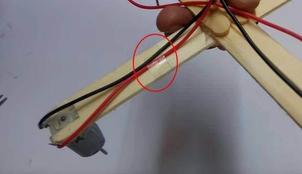 <p>Daha sonra bantla kabloları çubuğa yapıştırdı.</p>

<p> </p>
