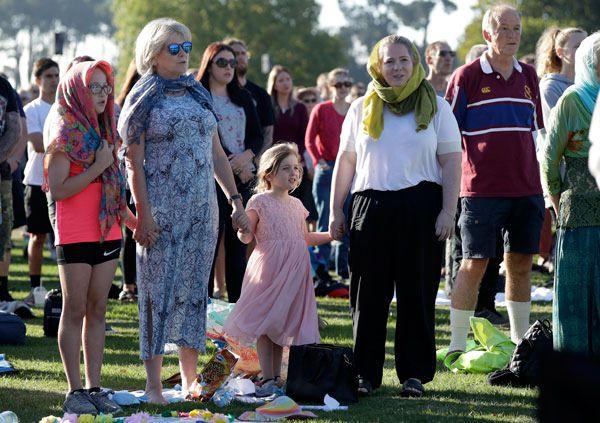 <p>Yeni Zelanda, 50 insanın vahşice katledildiği terör saldırılarının yaralarını sarmaya çalışıyor.</p>

<p> </p>
