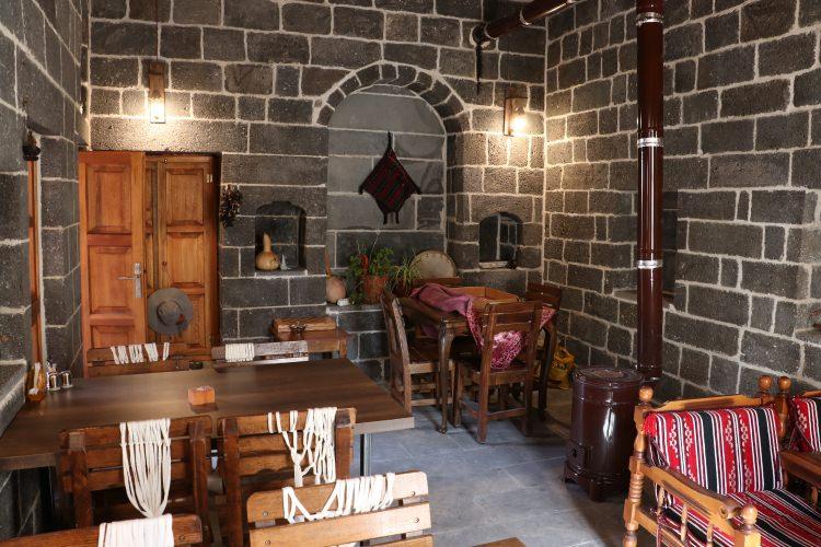 <p>Ezilmez, evin tapusunun kendisine ait olduğunu ancak bu tarihi yapıların devletin ve halkın da malı olduğunu bildirerek, "Yaptığımız turizm için ideal bir yatırımdır. Tarihi evlerin tümünün restorasyonunun yapılmasını ve turizme kazandırılmasını isteriz. Yeter ki; masraf edilsin, canı gönülden çalışılsın ve aslına uygun restore edilsin." dedi.</p>
<p> </p>