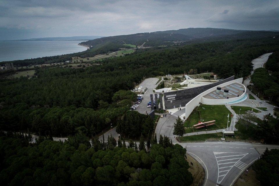 <p>İleri simülasyon teknikleri ile 11 canlandırma odası ve bir müzenin yer aldığı Çanakkale Destanı Tanıtım Merkezi, 104 yıl önceki deniz ve kara savaşlarını sadece anlatmakla kalmıyor, savaşın önemli anlarını ziyaretçilerine adeta yeniden yaşatıyor.</p>
<p> </p>