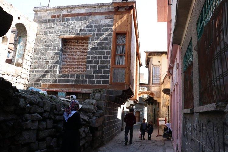 <p> Sur'un dünya mirasında yer alan önemli bir ilçe olduğunu aktaran Ezilmez, "Sur'daki çalışmalar düşündüğümüz gibi sonuçlanırsa burası Türkiye'de turizmin kalbi olur, burası güllük gülistanlık olur." ifadelerini kullandı.</p>
<p> </p>