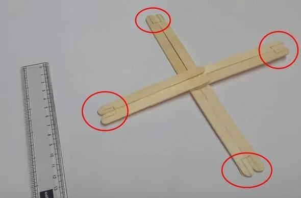 <p>Çubukların dört tarafına da bunu uyguladı.</p>
<p> </p>
