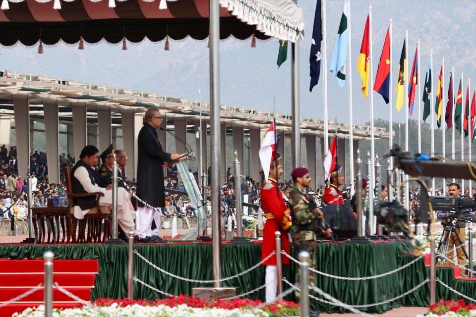 <p>Ardından konuşma yapan Alvi,"23 Mart, ulusal tarihimizde Alt Kıta Müslümanlarının Pakistan'la özgürlüğe ulaştıkları gün olarak bir dönüm noktasıdır. Geçmişte ve günümüzde Pakistan'ın egemenliğine karşı gelinen zamanlar oldu. Bizi savaşa zorladılar ancak biz onları püskürtmesini bildik." dedi.</p>

<p> </p>
