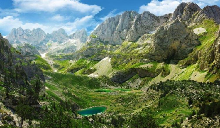 <p>Arnavutluk/90 gün vizesiz.</p>
