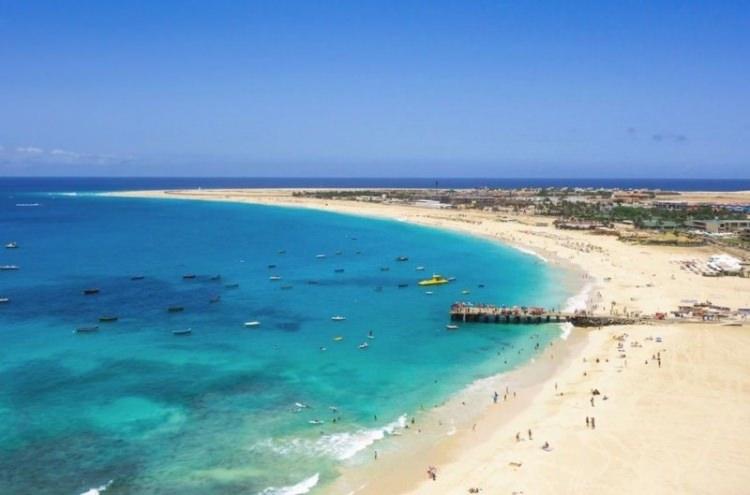 <p>Cape Verde (Yeşil Burun Adaları)/Kapıda vize uygulaması var. Havalimanında 25 Euro karşılığında vizenizi alınabiliyorsunuz.</p>