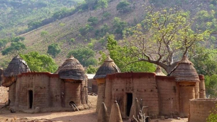 <p>Togo/Kapıda vize uygulaması var. Togo kapı vizesi, Togo’nun kara sınır kapılarında ve Lome Havalimanı'nda ücreti karşılığında alınabiliyor. Togo aynı zamanda Batı Afrika Vizesi (Visa Touristique Entente) grup vizesini de kabul eden ülkeler arasında. Batı Afrika vizeniz varsa ücretsiz olarak Togo'ya giriş yapabilirsiniz.</p>