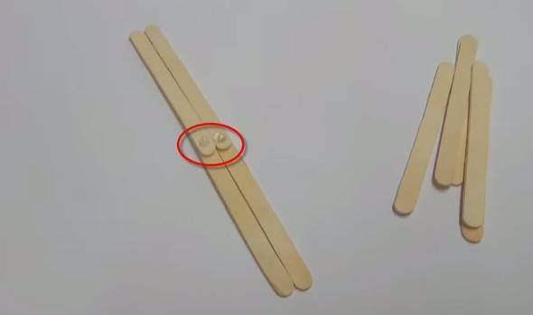 <p>Daha sonra da bu iki çubuğun üstüne de tutkal sürdü.</p>
<p> </p>
