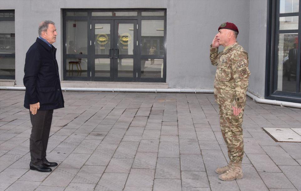 <p>Milli Savunma Bakanı Hulusi Akar, beraberinde Genelkurmay Başkanı Orgeneral Yaşar Güler, Kara Kuvvetleri Komutanı Orgeneral Ümit Dündar, Deniz Kuvvetleri Komutanı Oramiral Adnan Özbal ve Genelkurmay İkinci Başkanı Korgeneral Metin Gürak ile Özel Kuvvetler Komutanlığı'ndaki Özel Kuvvetler İhtisas Kursu Kapanış Töreni’ne katıldı.</p>
<p> </p>