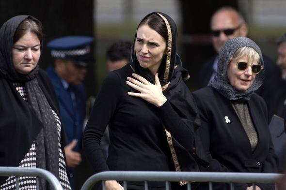 <p>Namaz öncesindeki kısa konuşmasına hadisle başlayan Jacinda Ardern,"Peygamber Muhammed dedi ki 'karşılıklı şefkat, merhamet ve sempatileri ile inananlar tek bir beden gibidir.</p>
<p> </p>