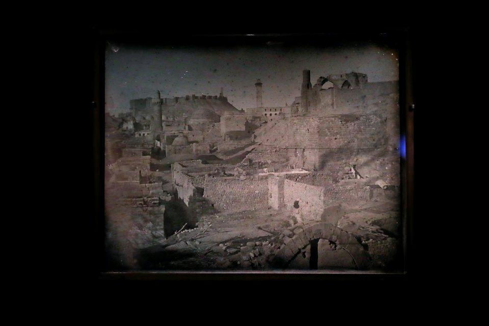 <p>Prangey'in çektiği bu fotoğraflar, İstanbul, Atina, Roma ve Kudüs'ün bugüne ulaşan ilk fotoğrafları olarak kabul ediliyor.  </p>

<p><em><span style="color:#FFD700">Sergide İstanbul dışında Halep'te çekilen bir fotoğraf da yer alıyor.</span></em></p>

<p>​</p>
