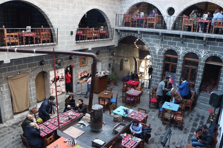 <p>Akdamar, Diyarbakır'ın bu çalışmaları hak ettiğini vurgulayarak, "Restorasyonlar ve devletin bu yönde adım atması, Sur'un tekrar halka açılması güzel. İnsanlar şimdi Diyarbakır'ı konuşuyor." şeklinde konuştu.</p>
<p> </p>