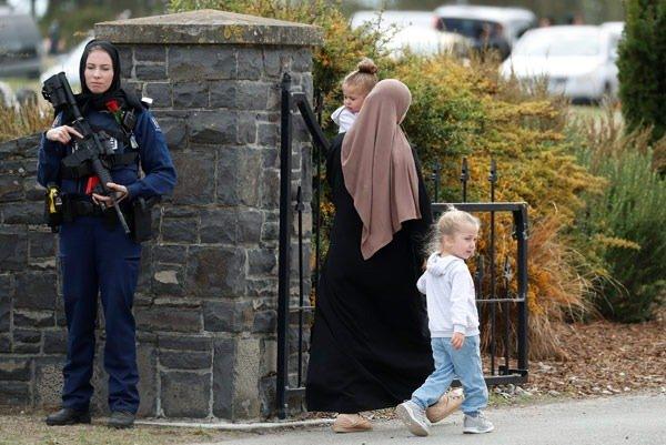 <p>Yeni Zelanda, camilerde katledilen şehitleri defnediyor.</p>

<p> </p>
