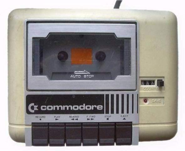 <p>'KAFA AYARI'</p>

<p>Commodore 64 bir dönemin efsanesiydi. 1982'de tanıldı, 1994'e kadar yaklaşık 17 milyon cihaz satıldı. Ancak oyunu çalıştırabilmek için dönemin çocukları saatçi tornavidasıyla 'kafa ayarı' yapardı. Teybin, kasedi okuması, istenen oyunun açılması için tornavidayla yapılan ayar 'kafa ayarı' olarak 80'lere damgasını vurdu.</p>
