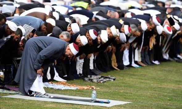 <p>Christchurch'deki Alnoor ve Linwood camilerinde hayatını kaybedenler için Yeni Zelanda'nın tüm kentlerinde anma törenleri düzenlendi.</p>
<p> </p>