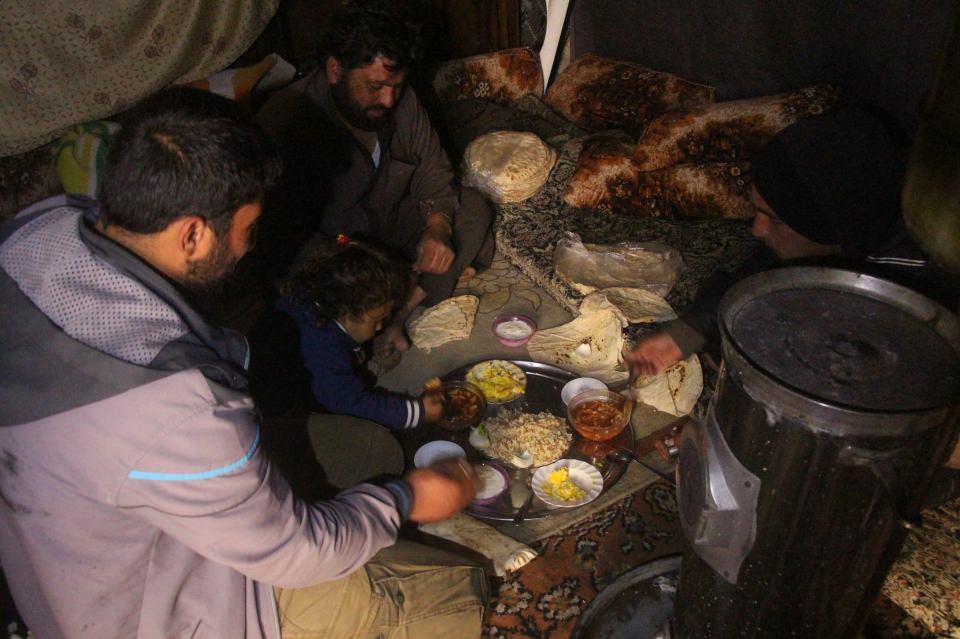 <p>Bu yöntem yoğun hava saldırılarına karşı korumasa da rejimin topçu saldırılarına karşı muhafaza sağlıyor. </p>

<p> </p>
