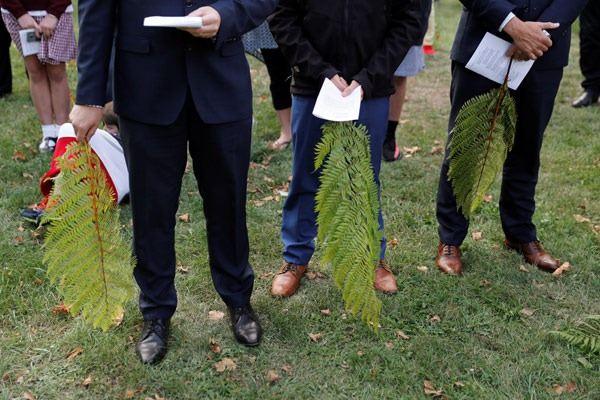 <p>Mezarlığa gelenler ve anma için toplananlar, ellerinde eğrelti otu taşıdı.</p>
<p> </p>