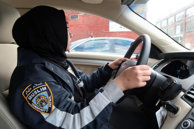 <p>New York'un Brooklyn bölgesinde yeni kurulan ve hizmet vermeye başlayan Müslüman Toplum Devriyesi (MCP-Muslim Community Patrol), Müslümanlara ait cami ve okulların önünde devriye gezerek New York Polis Teşkilatının (NYPD) yetişemediği yerlerde güvenliği sağlamaya çalışıyor.</p>

<p> </p>
