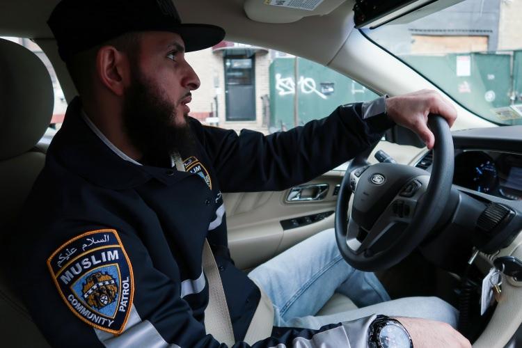 <p><strong> - "Amerika, kendi güvenliği için mücadele etmeyenlere saygı duymaz"</strong></p>

<p>Razi ile camiye gelen ve MCP'nin Müslüman toplumundaki "gücün sembolü" olacağını görüşünü paylaşan Brooklyn Belediye Başkanı Eric Adams da "Amerika demek, insanların kendi topluluklarını korumalarına izin verilmesi demektir. Yeni Zelanda, New York'tan farklı değil, nefret aynı şekilde şehrimizin değişik bölge ve sokaklarına sirayet edebilir. Hepimiz bir araya gelmeli ve ailelerimizi korumanın ne kadar önemli olduğunu anlamalıyız." ifadelerini kullandı.</p>
