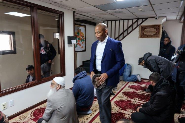 <p>Han, şu an sadece M&uuml;sl&uuml;manların okullarının giriş ve &ccedil;ıkışlarında, cuma namazı vakti camilerin &ouml;nlerinde rutin olarak devriye gezdikleri bilgisini vererek bunların dışında asayişi ilgilendiren toplumun her t&uuml;rl&uuml; g&uuml;venlik ihtiyacı ve toplumsal anlaşmazlık i&ccedil;in 24 saat telefon başında olduklarını ifade etti.</p>

<p>&nbsp;</p>
