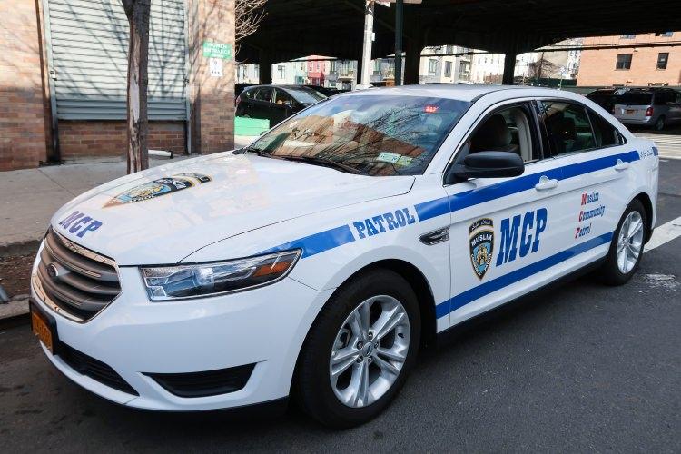 <p>Musa, silah taşımadıklarının altını &ccedil;izerek ışık sistemi, renk ve yazı tasarımıyla NYPD polis ara&ccedil;larına benzeyen devriye ara&ccedil;larındaki g&ouml;n&uuml;ll&uuml;lerin, g&uuml;venlik ve toplum ilişkileri &uuml;zerine NYPD'deki polisler tarafından sıkı bir eğitimden ge&ccedil;irilerek yeterlilik lisansı aldıktan sonra g&ouml;reve &ccedil;ıktıklarını s&ouml;yledi.</p>

<p>&nbsp;</p>
