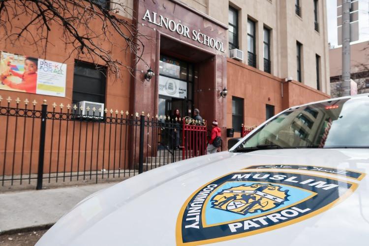 <p>&Uuml;zerinde Arap&ccedil;a "selam&uuml;naleyk&uuml;m" de yazan "M&uuml;sl&uuml;man Toplum Devriyesi" amblemli iki adet devriye aracı ve yarı zamanlı vardiyayla g&ouml;rev yapan MPC'nin yaklaşık 40 g&ouml;n&uuml;ll&uuml; &ccedil;alışanı bulunuyor.&nbsp;</p>

<p>&nbsp;</p>
